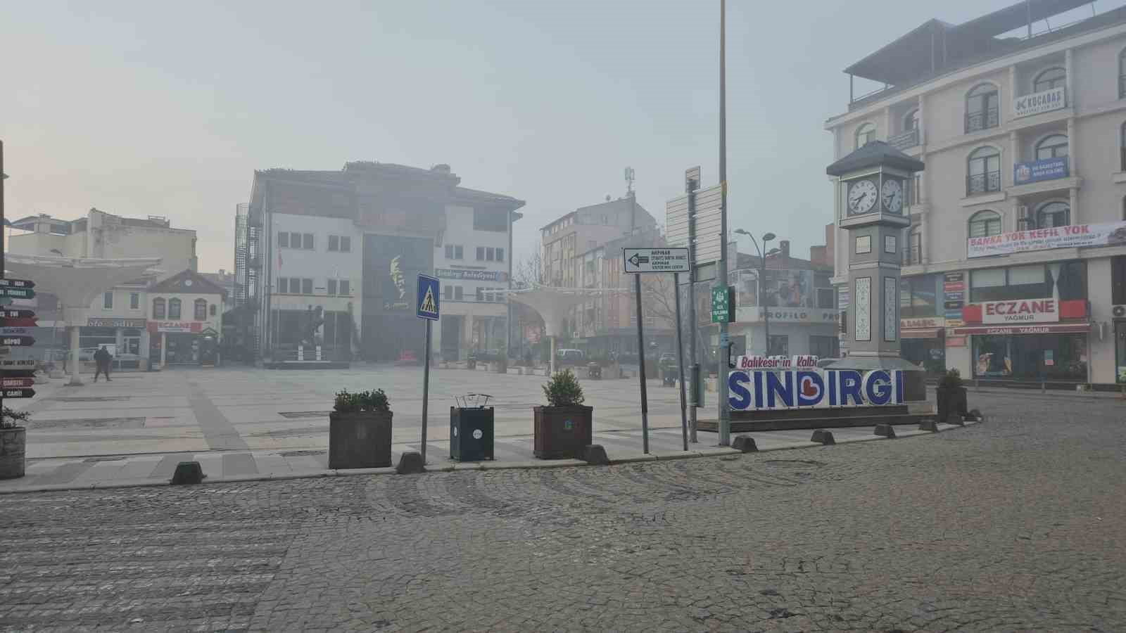 Sındırgı’da yoğun sis etkili oluyor
