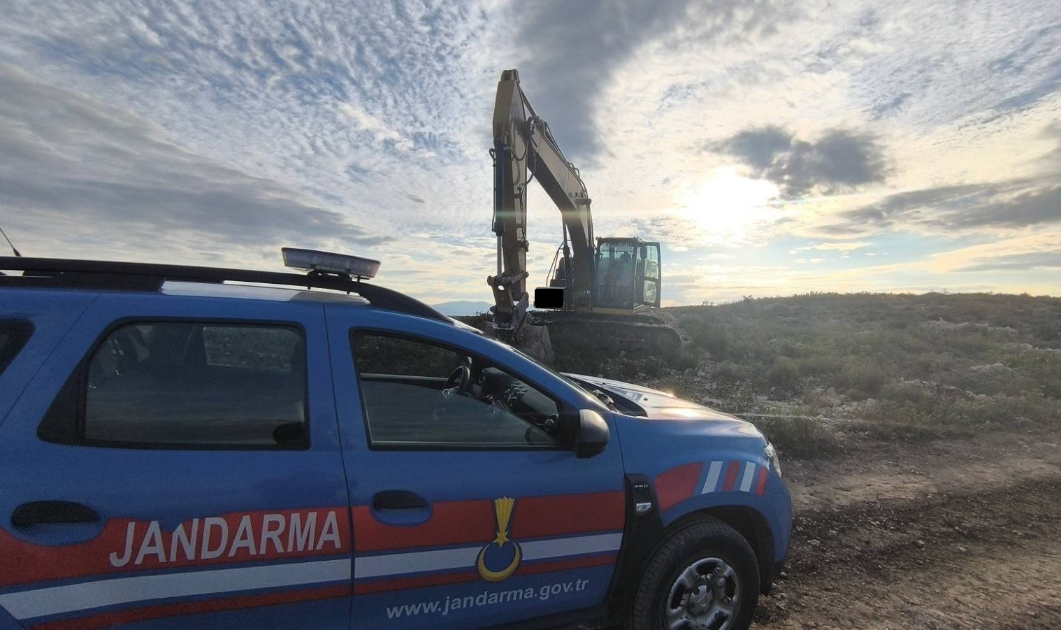 Hazine arazisinde kaçak kazı yapan şahıslar yakalandı
