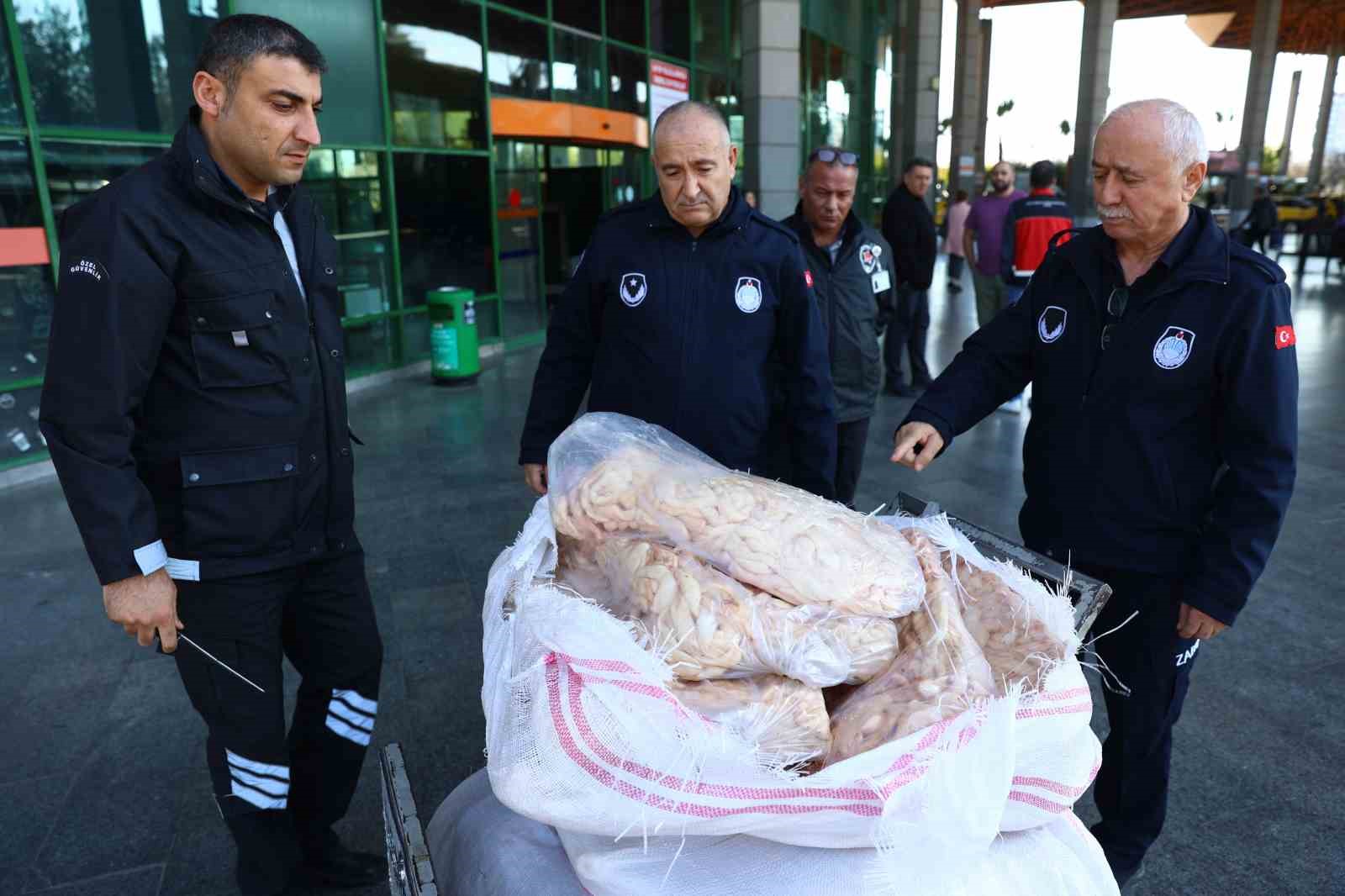 Şanlıurfa’dan Antalya’ya otobüsle gönderilen 300 kilogram sakatata el konuldu
?v=1