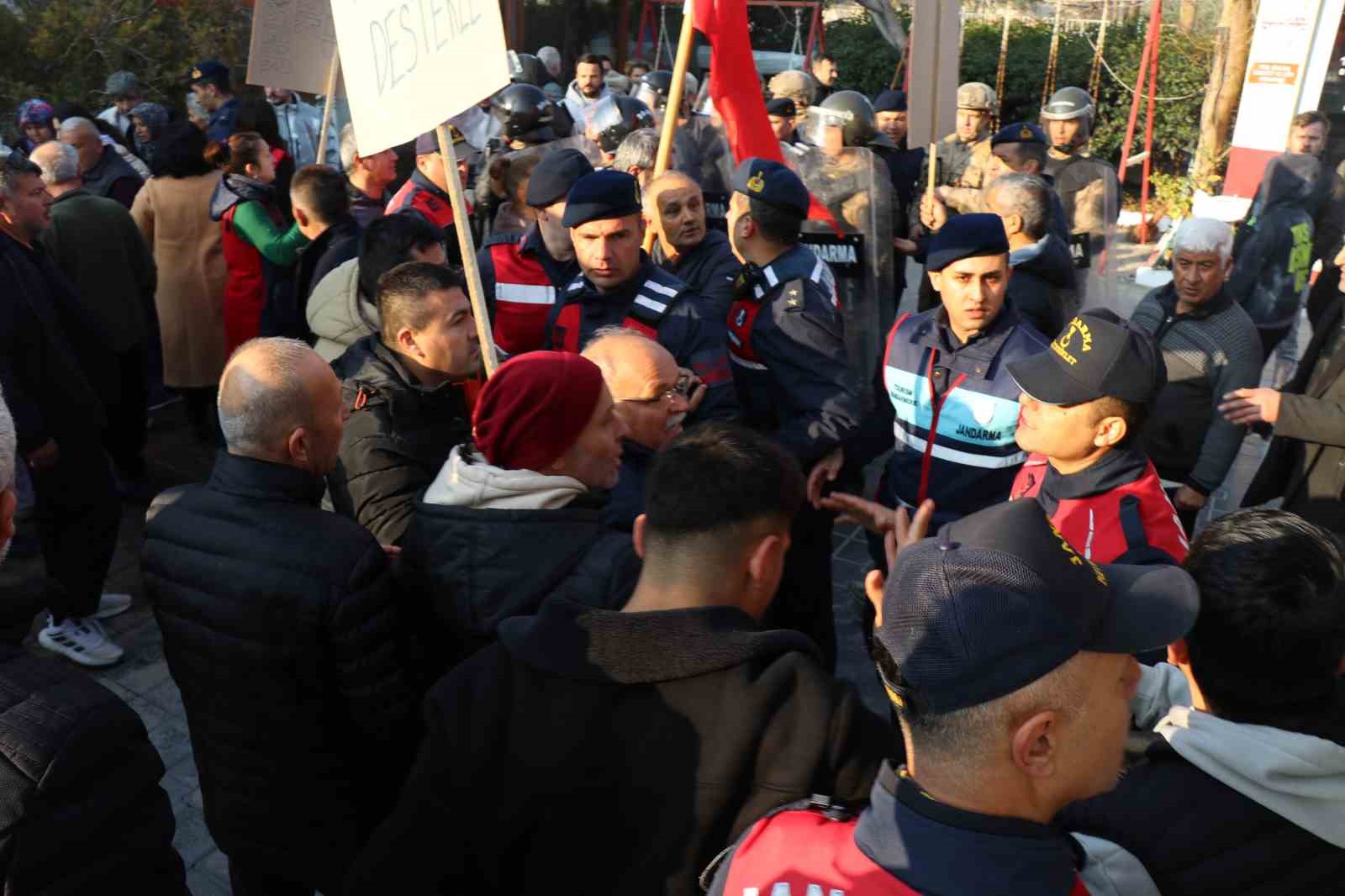 Mühürlemeye karşı çıkan işletme sahiplerine biber gazıyla müdahale edildi
