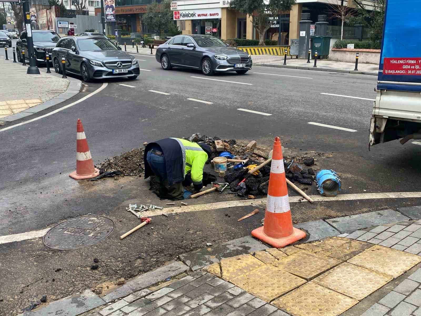 Kadıköy’de su borusu patladı, tazyikli su metrelerce yükseğe fışkırdı
?v=1