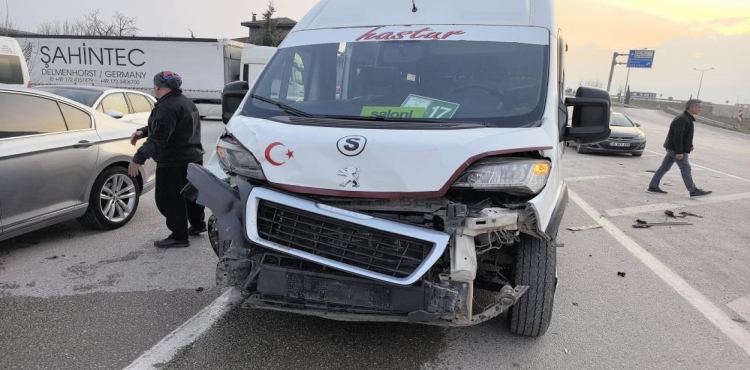 Bursa’da öğrenci servisi otomobille çarpıştı: 6’sı öğrenci 10 yaralı