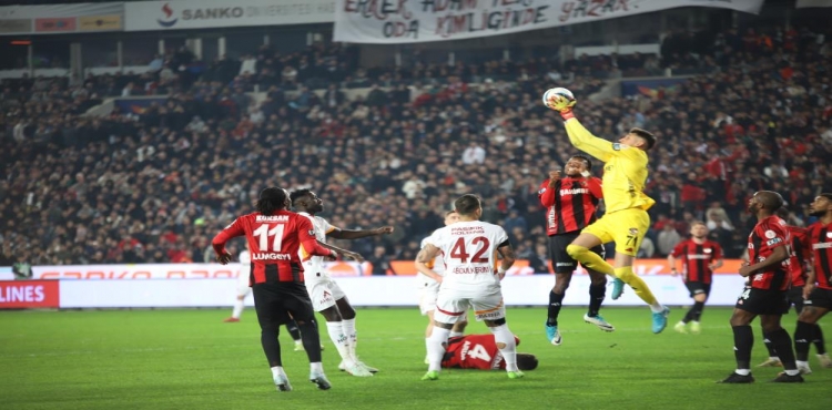 Trendyol Süper Lig: Gaziantep FK: 0 -  Galatasaray: 1 (İlk yarı)