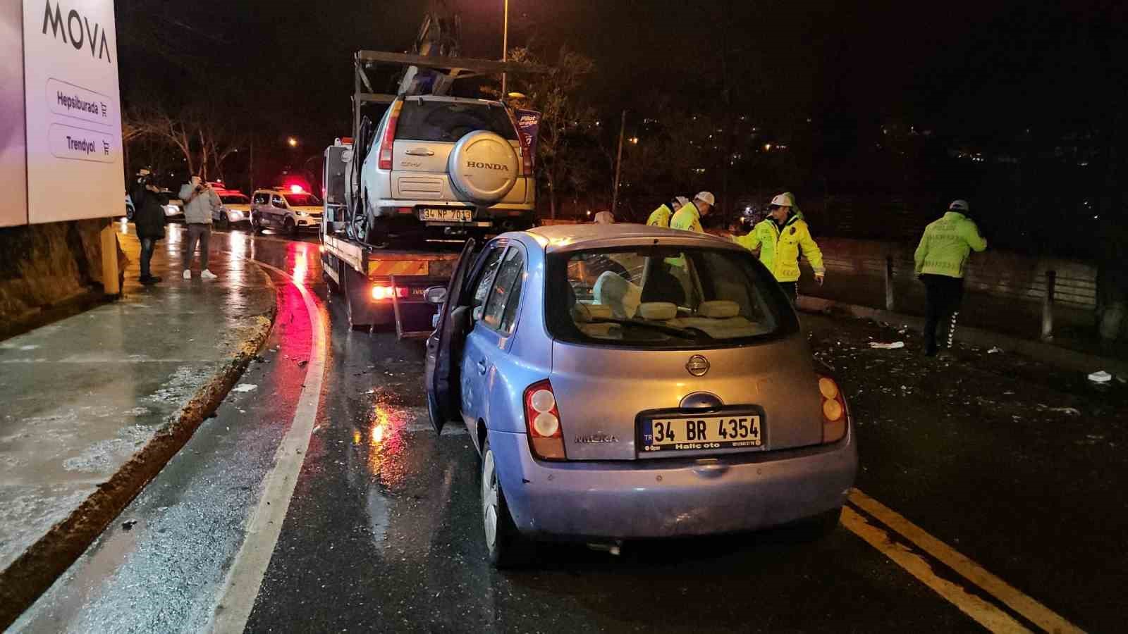 Sarıyer’de virajı alamayan otomobil, ciple kafa kafaya çarpıştı: 2 yaralı
