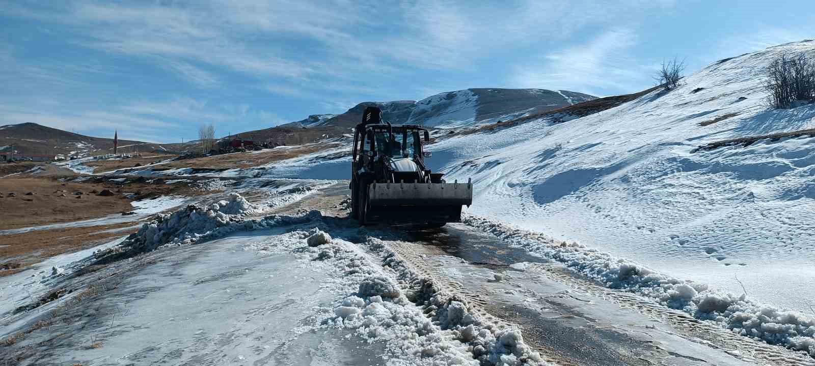 Iğdır’ın dağ köylerinde tipi ve buzlanma nedeniyle kapanan yollar açılıyor
?v=1