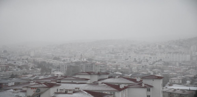 Yozgat’ta başlayan kar yağışı sevinçle karşılandı