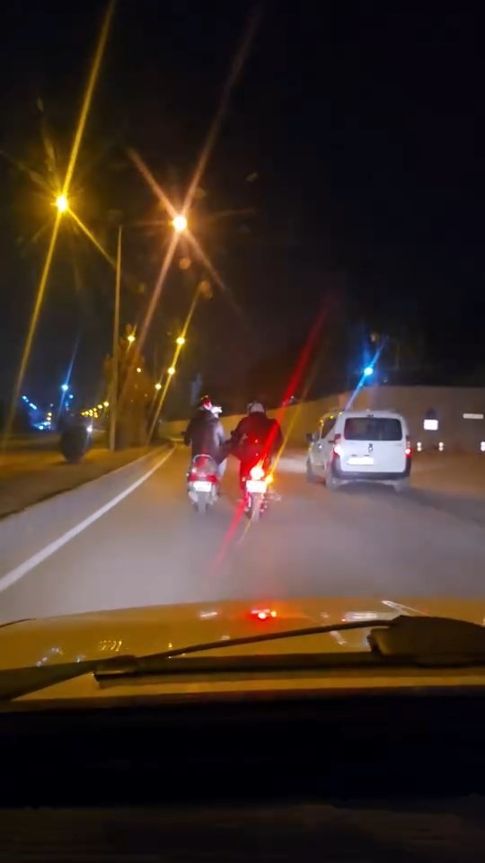 Elazığ’da motosikletlilerin tehlikeli yolculuğu kamerada
?v=1