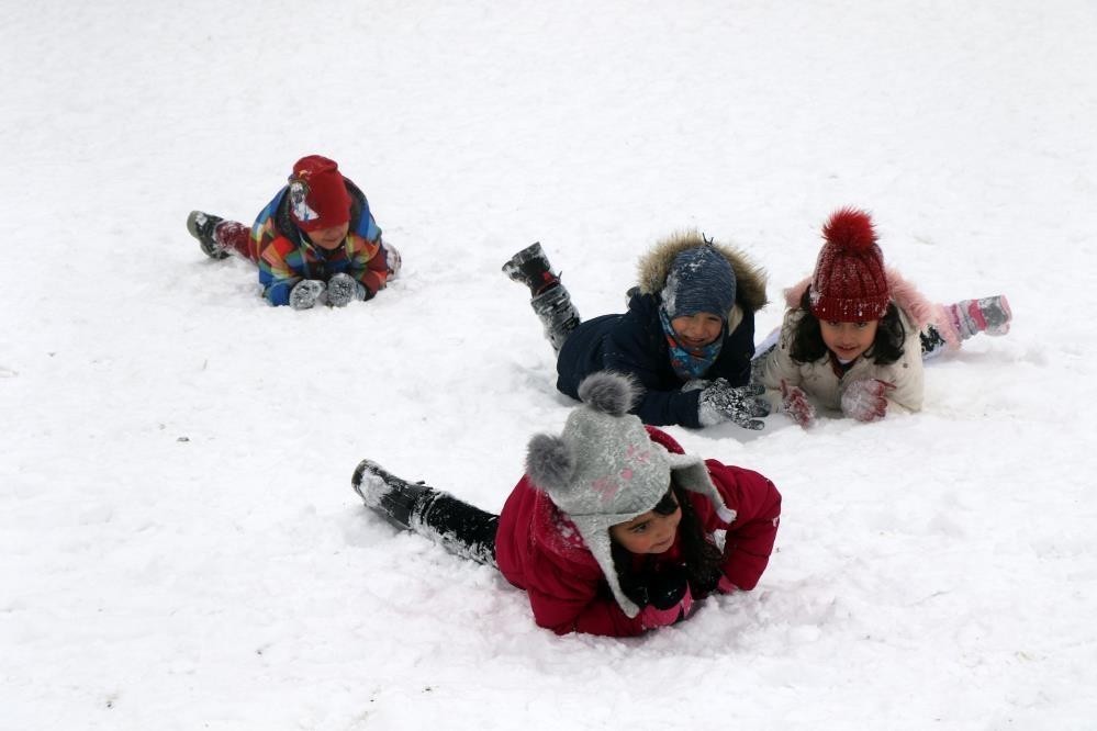 Erzincan güne kar yağışıyla uyandı, çocuklar karın tadını doyasıya çıkardı
