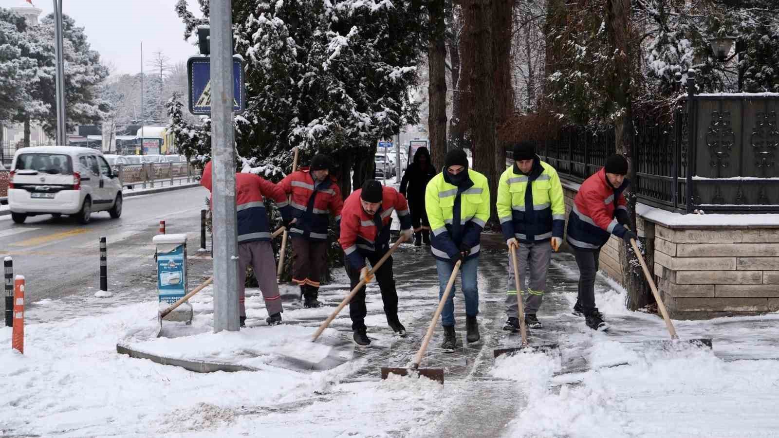 Erzincan’da belediye ekipleri kar küreme çalışması yaptı
?v=1