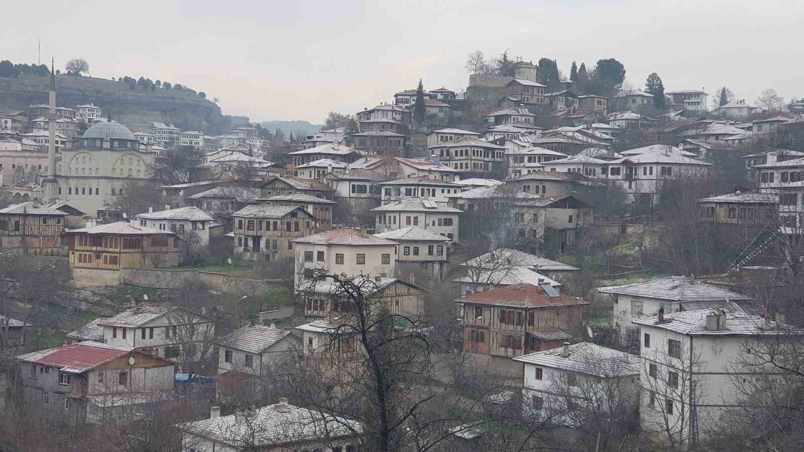 UNESCO kentinde konaklar ile tarihi yapıların çatıları beyaza büründü
?v=1