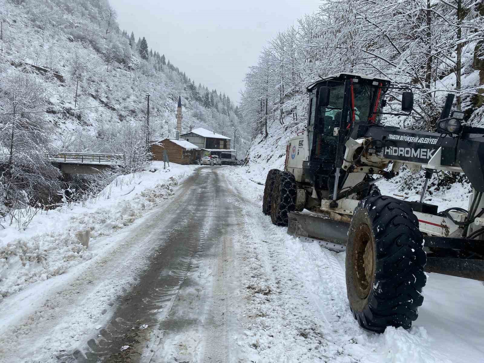 Trabzon’da kar nedeniyle kapanan mahalle yolları ulaşıma açılıyor
?v=1