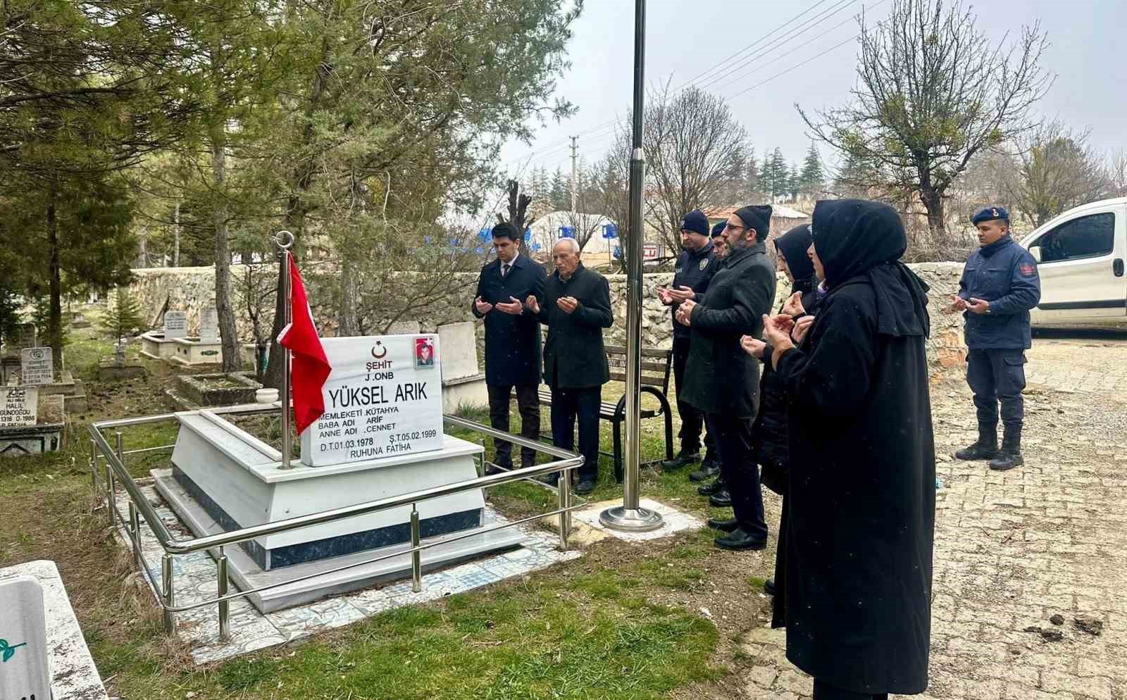 Hisarcık’ta şehit asker Arık, mezarı başında anıldı
?v=1