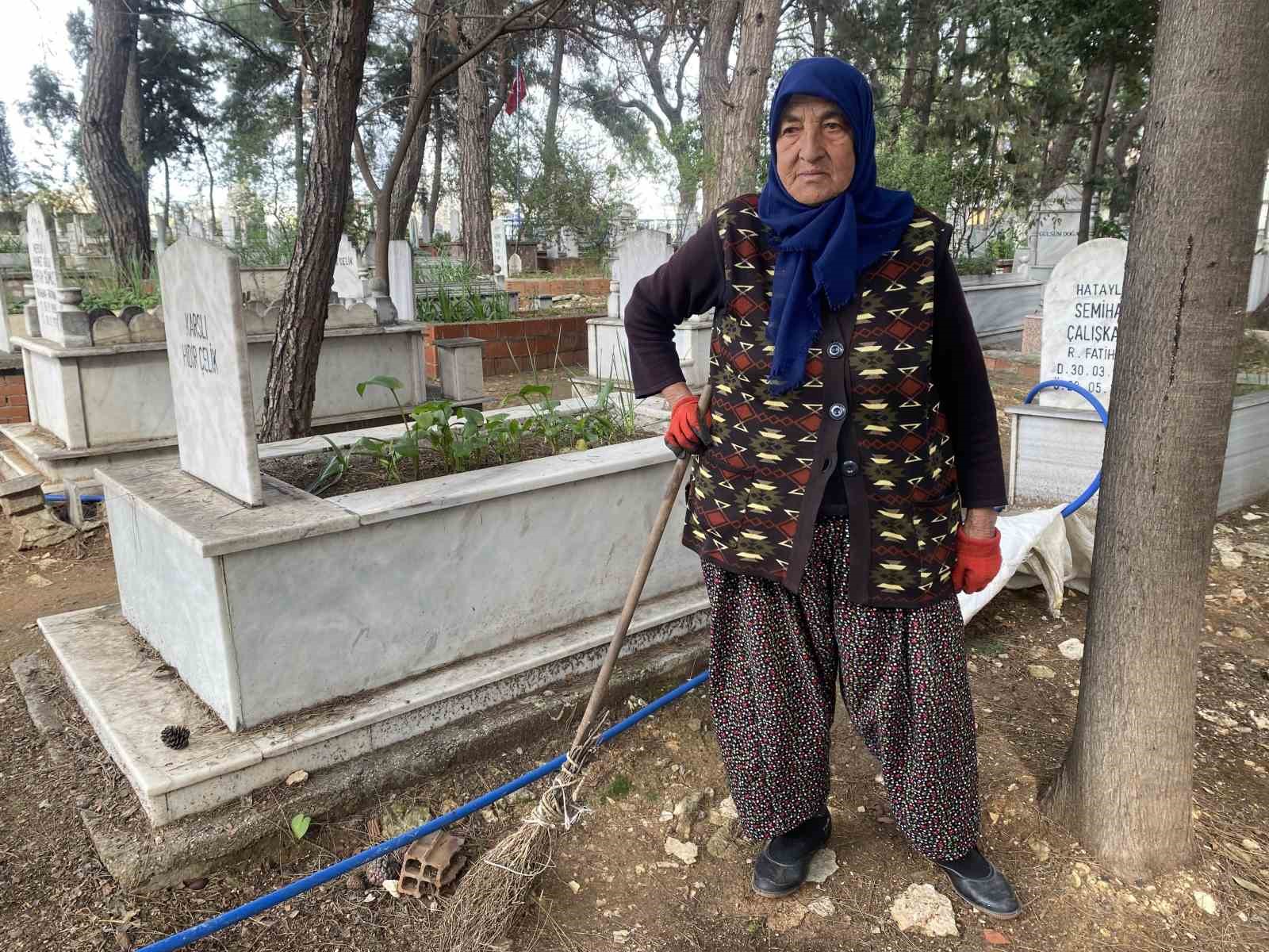 Belediyeden izin alıp 20 yıldır her gün mezarlığa gelerek temizlik yapıyor
?v=1