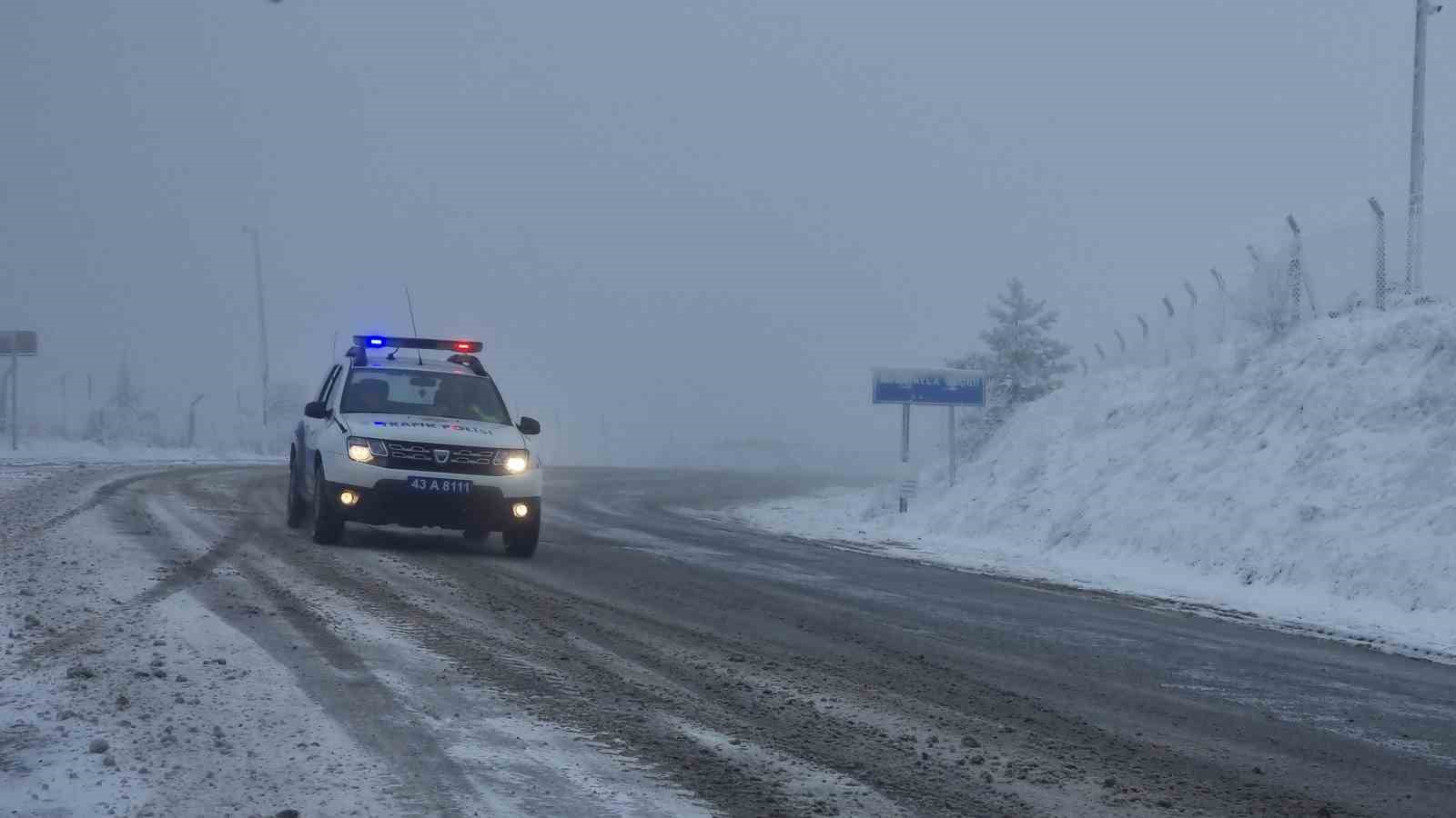 Kocayayla Geçidi’nde kar ve tipi ulaşımı olumsuz etkiledi
?v=1