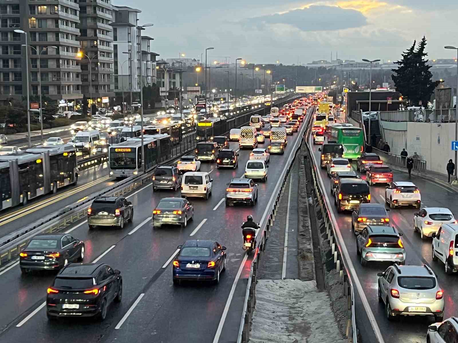 İstanbul’da kar yağışıyla birlikte trafik yoğunluğu yüzde 80’e ulaştı
