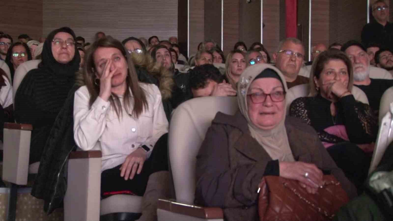  04.17 Belgesel Film  galasında duygu dolu anlar yaşandı
?v=1