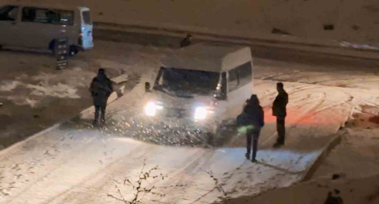 Yüksekova’da kar ve fırtınadan dolayı çok sayıda araç mahsur kaldı: Vatandaşlar evlerine yürüyerek gittiler
