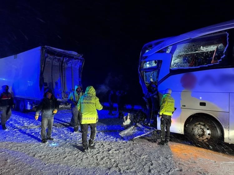 Sivas’ta otobüs kazası: 1’i ağır 13 yaralı
