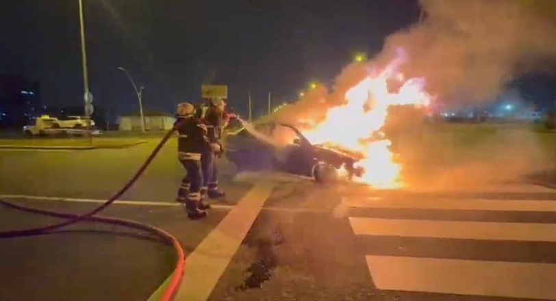 Diyarbakır’da seyir halindeki otomobil alev alev yandı
