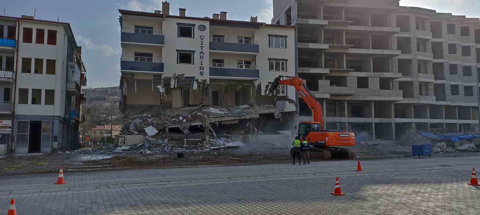 Depremde evi ve iş yeri zarar gören vatandaş:  Devletin gücünün ne kadar büyük olduğunu gördük 
?v=1