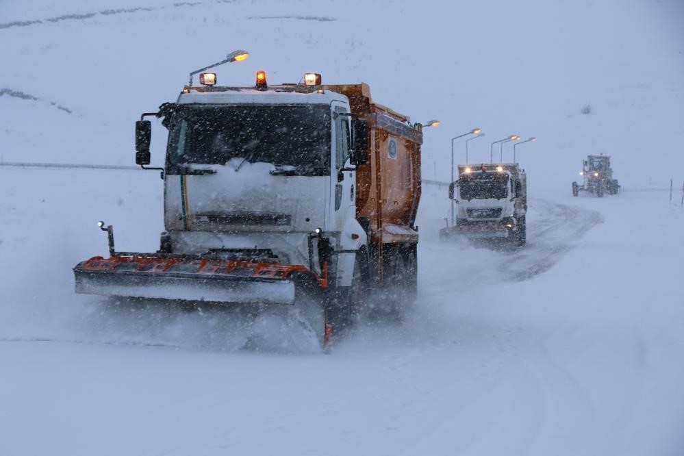 Erzincan’da kar ve tipi etkili oldu, eğitime ara verildi
?v=1