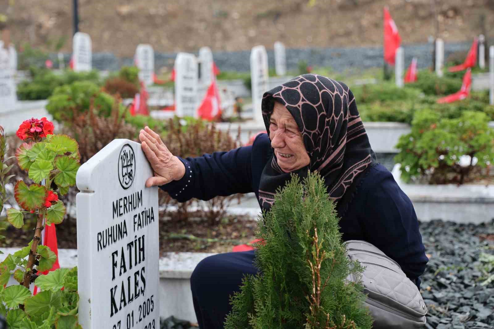 Depremde gelini ve 3 torununu kaybeden Atrak Kaleş:  1 yıllık bina 3 saniyede çöker mi? 
?v=1