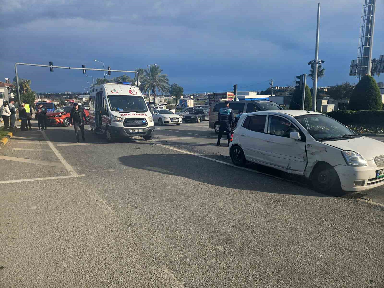 Manavgat’ta iki otomobil çarpıştı: 2 yaralı
?v=1