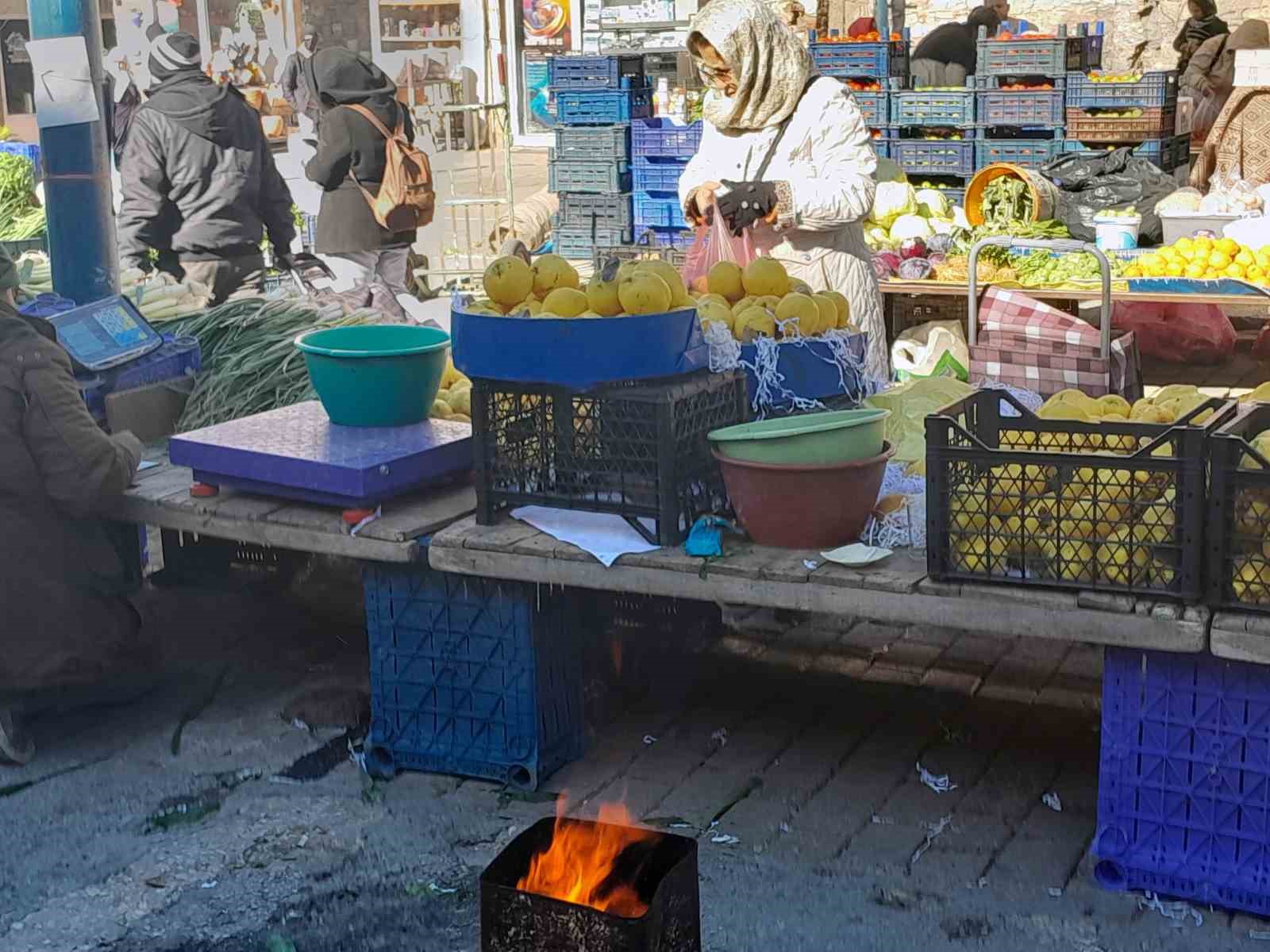 Soğuk pazara vurdu, pazarcılar çareyi ateş yakmakta buldu
?v=1