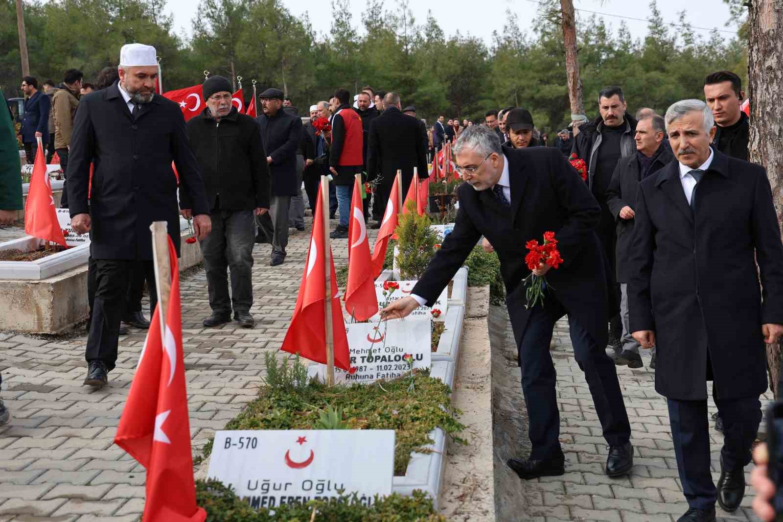 Bakanlar, Kahramanmaraş deprem şehitlerini andı
?v=1