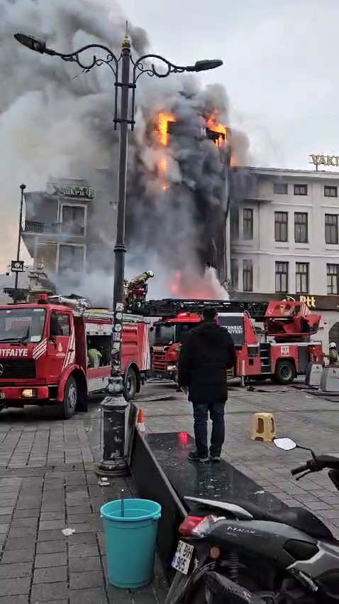 Eminönü Meydanı’nda bulunan binanın dış cephesinde henüz bilinmeyen bir nedenle yangın çıktı. Olay yerine çok sayıda itfaiye ekibi sevk edildi.
