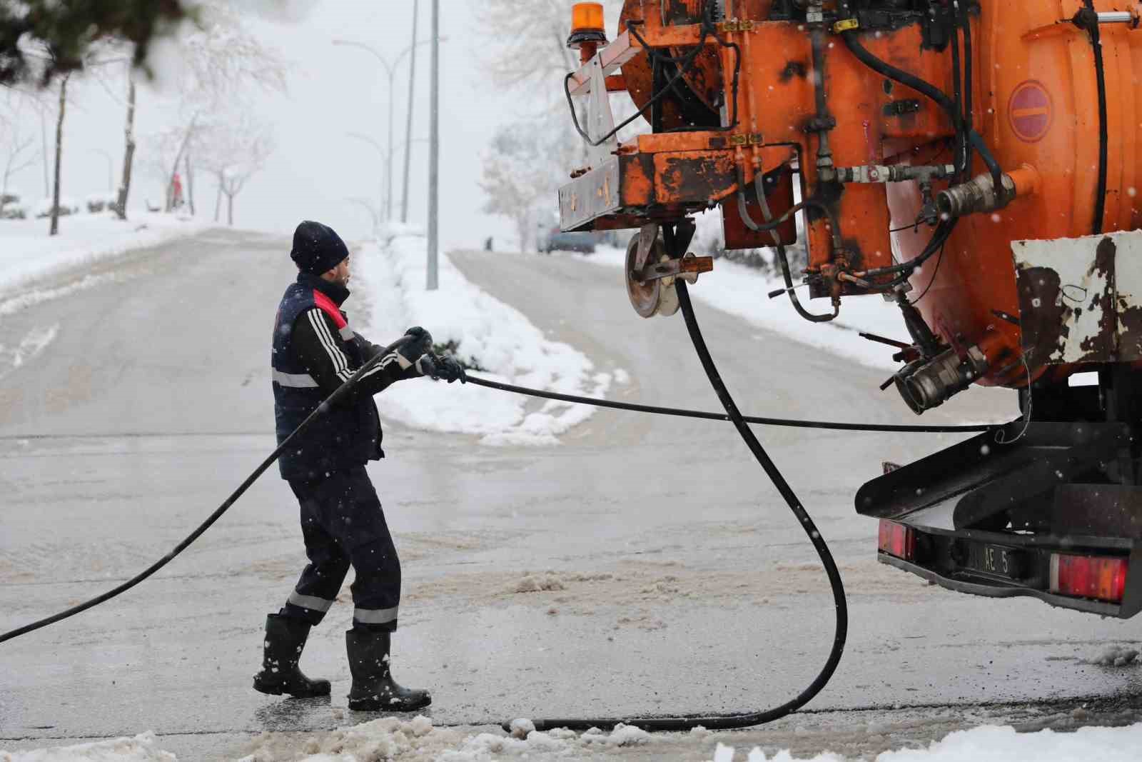 Ekipler var gücü ile sahada
