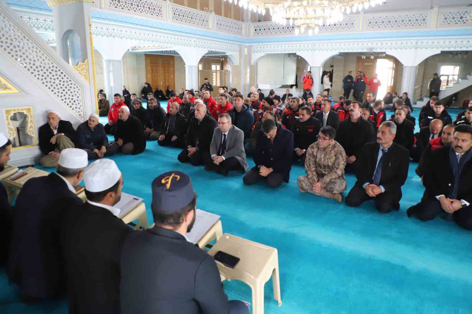 Hakkari deprem şehitlerini unutmadı
?v=1