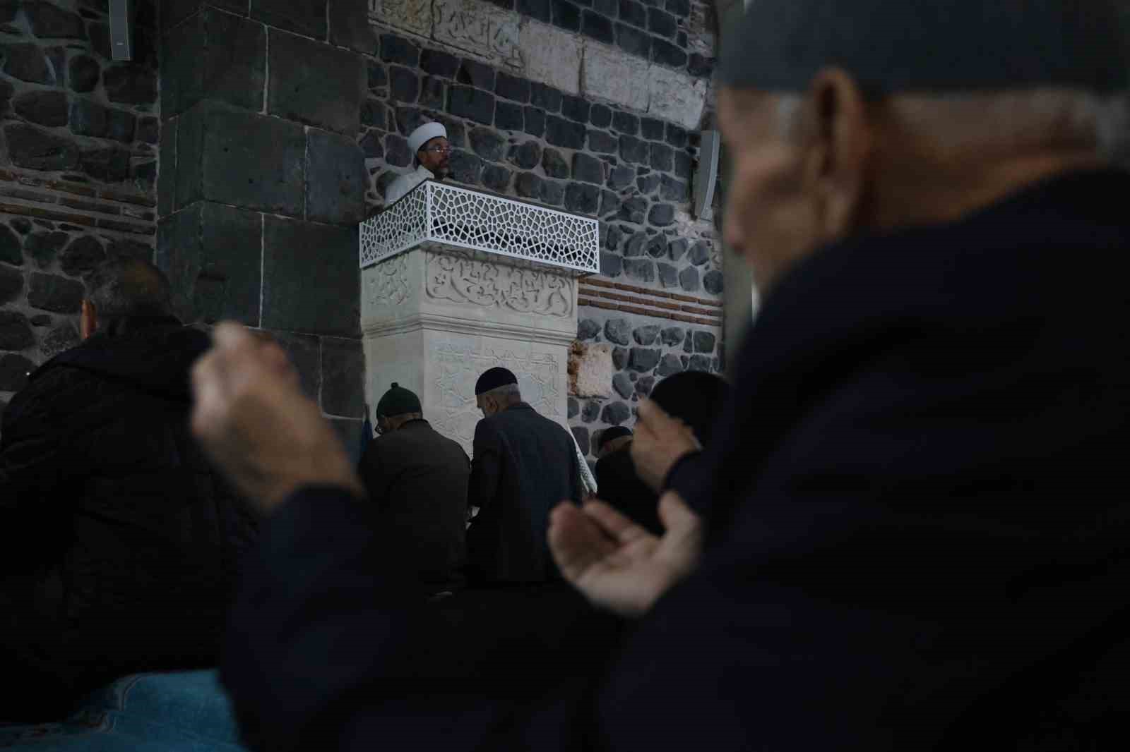 Diyarbakır’da depremde hayatını kaybedenler için Mevlid-i Şerif okundu
?v=1