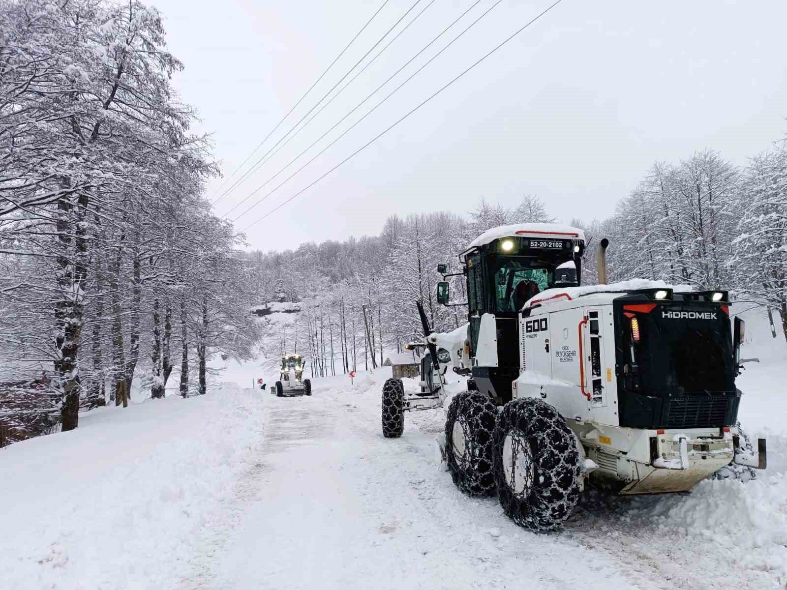 Ordu’da kardan kapanan 465 mahalle yolundan 342’si ulaşıma açıldı
?v=1