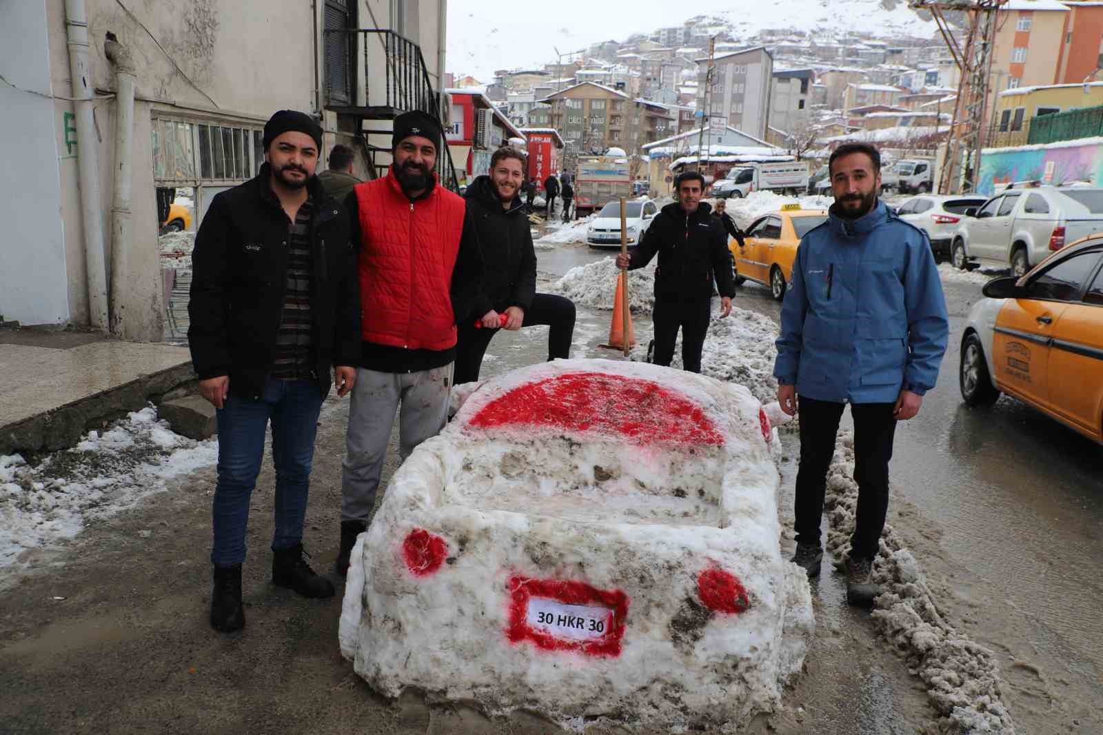 Hakkarili esnaf kardan araba yaptı
?v=1