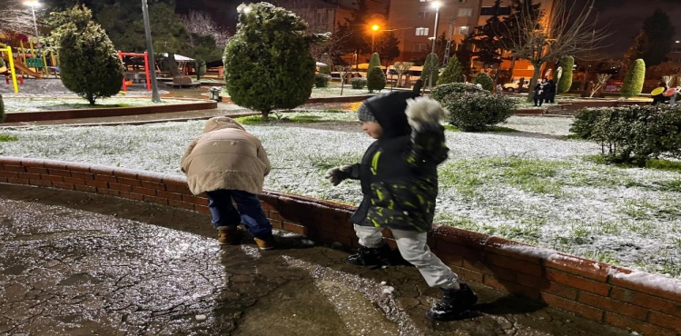 Küçükçekmece’de kar yağışı sonrası çocuklar soluğu parklarda aldı