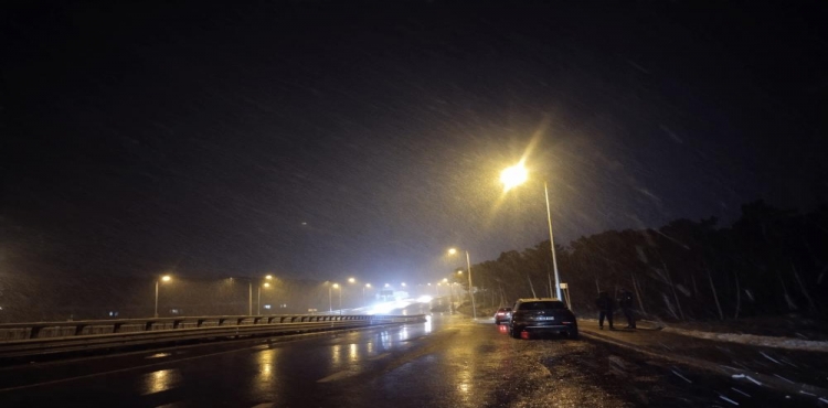 İstanbul’da kar yağışı etkili oldu, araçlar yolda kaldı