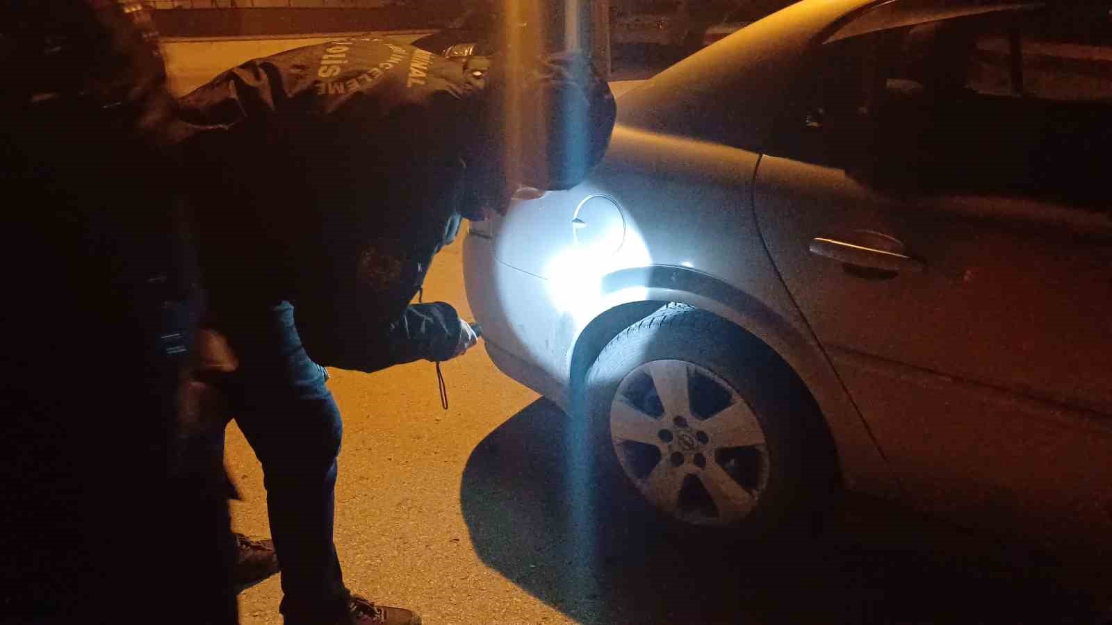 Çorum’da park halindeki araç kurşunlandı, polis ekipleri harekete geçti
