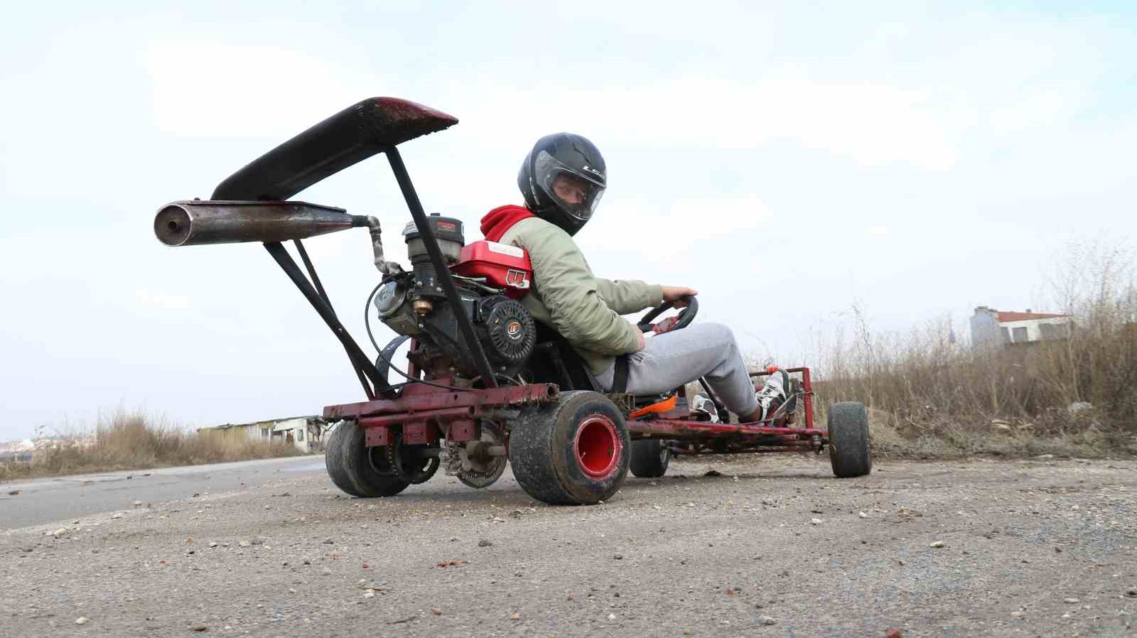 Hurda malzemeler ve çapa motoru ile yaptığı araç saatte 100 kilometre hıza ulaşıyor
?v=1