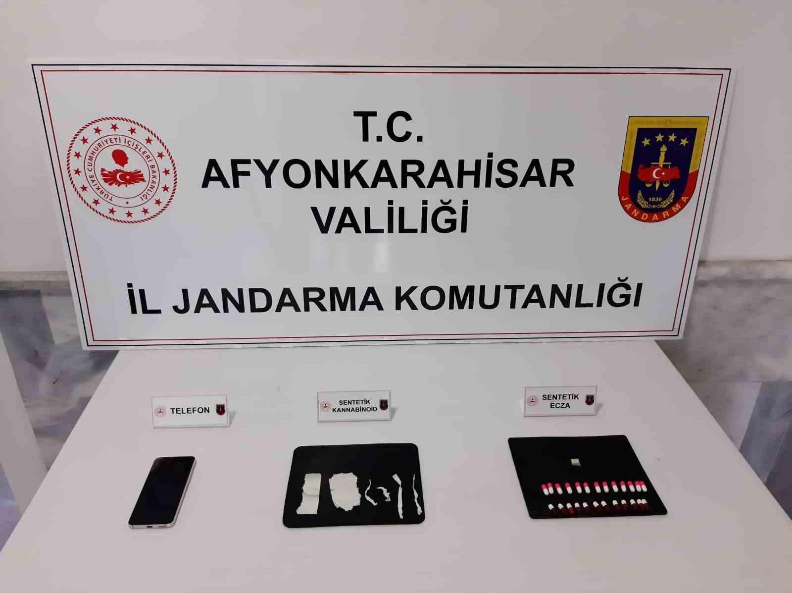 Jandarma zehir tacirini uyuşturucuyu satamadan yakaladı
