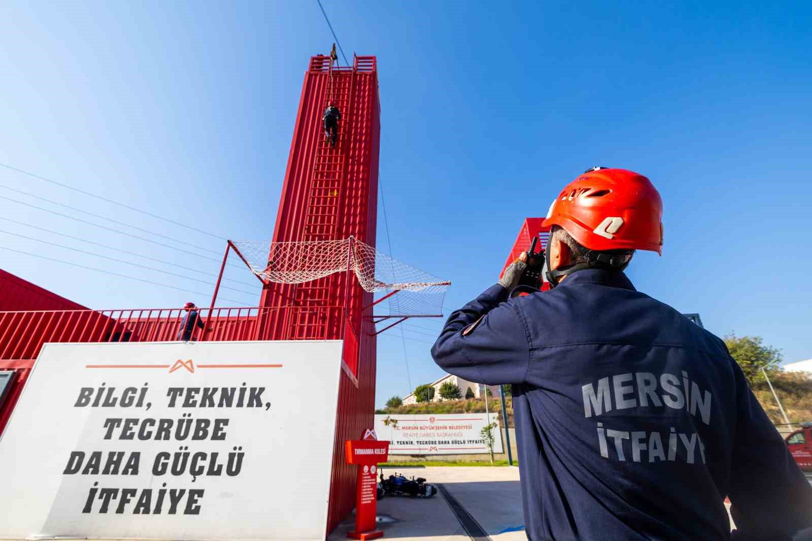 Mersin İtfaiyesi yangın ve kurtarma tatbikatı yaptı
?v=1