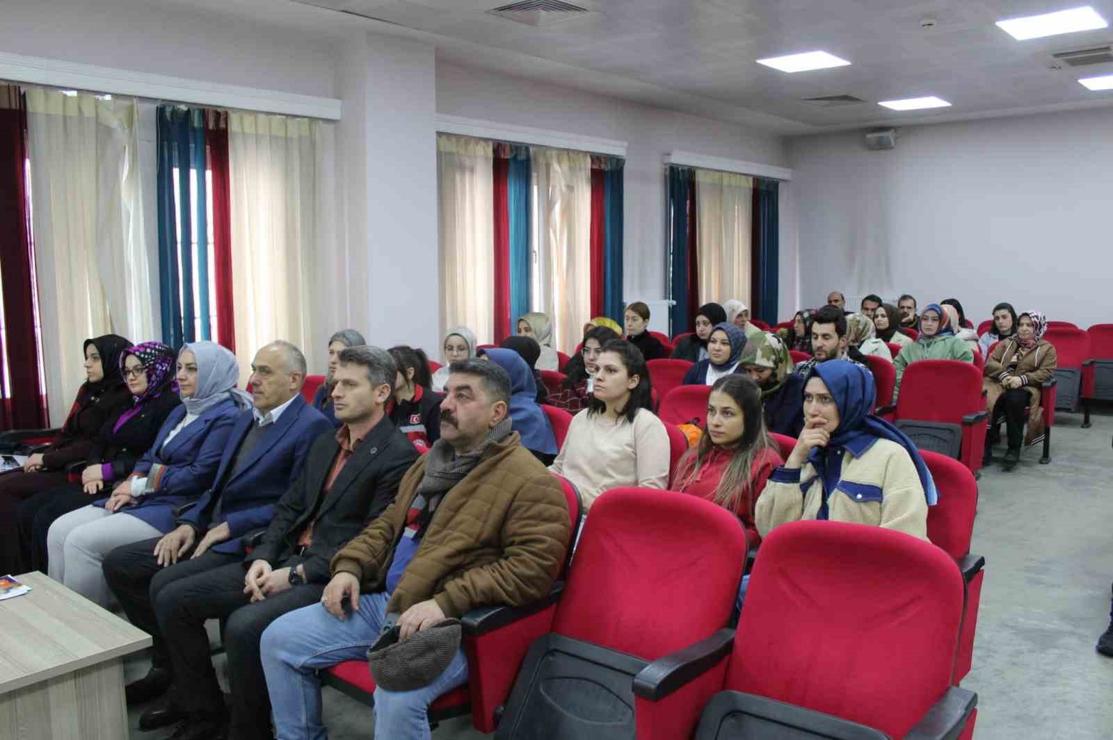 Bayburt’ta kurum çalışanları afetlere karşı bilgilendiriliyor
?v=1