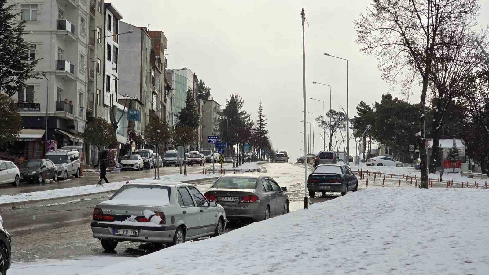 Amasya’da kar yağışı 33 köy yolunu kapattı, Hamamözü’de eğitime 1 gün ara verildi
