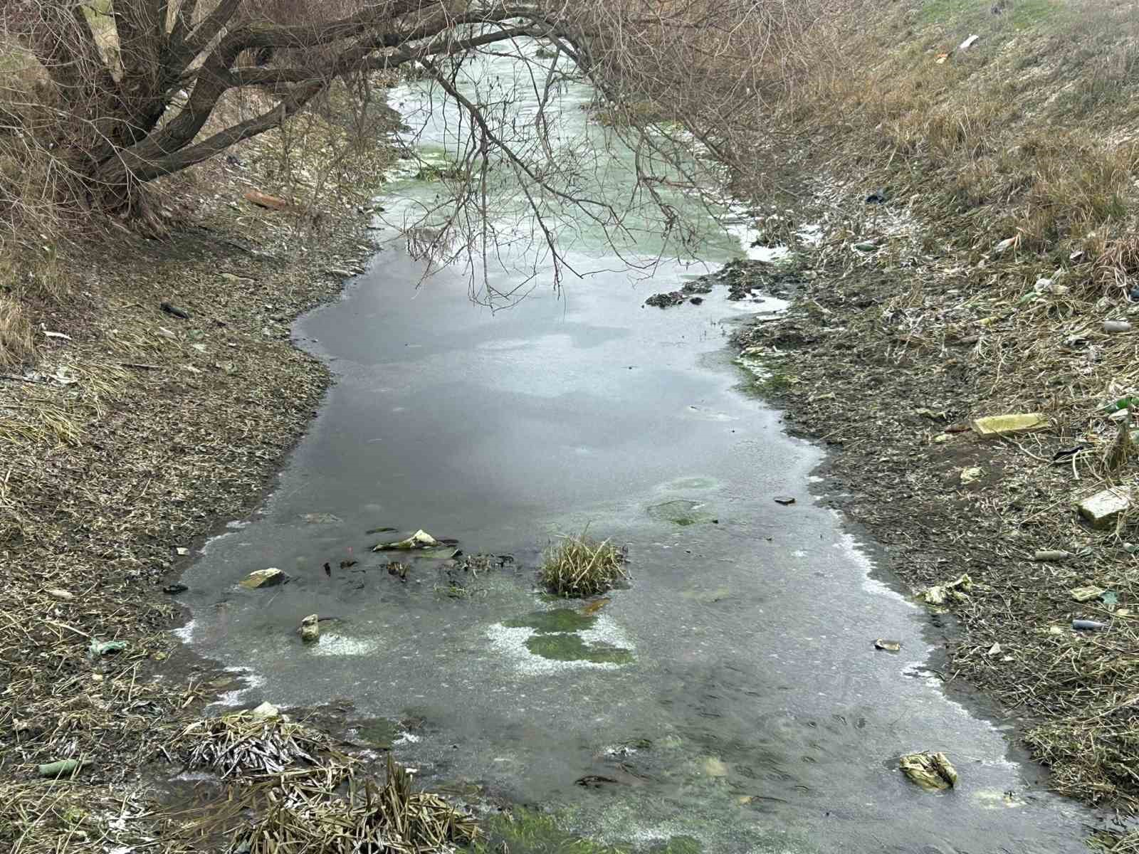 Eskişehir’de sulama kanalları buz tuttu
?v=1