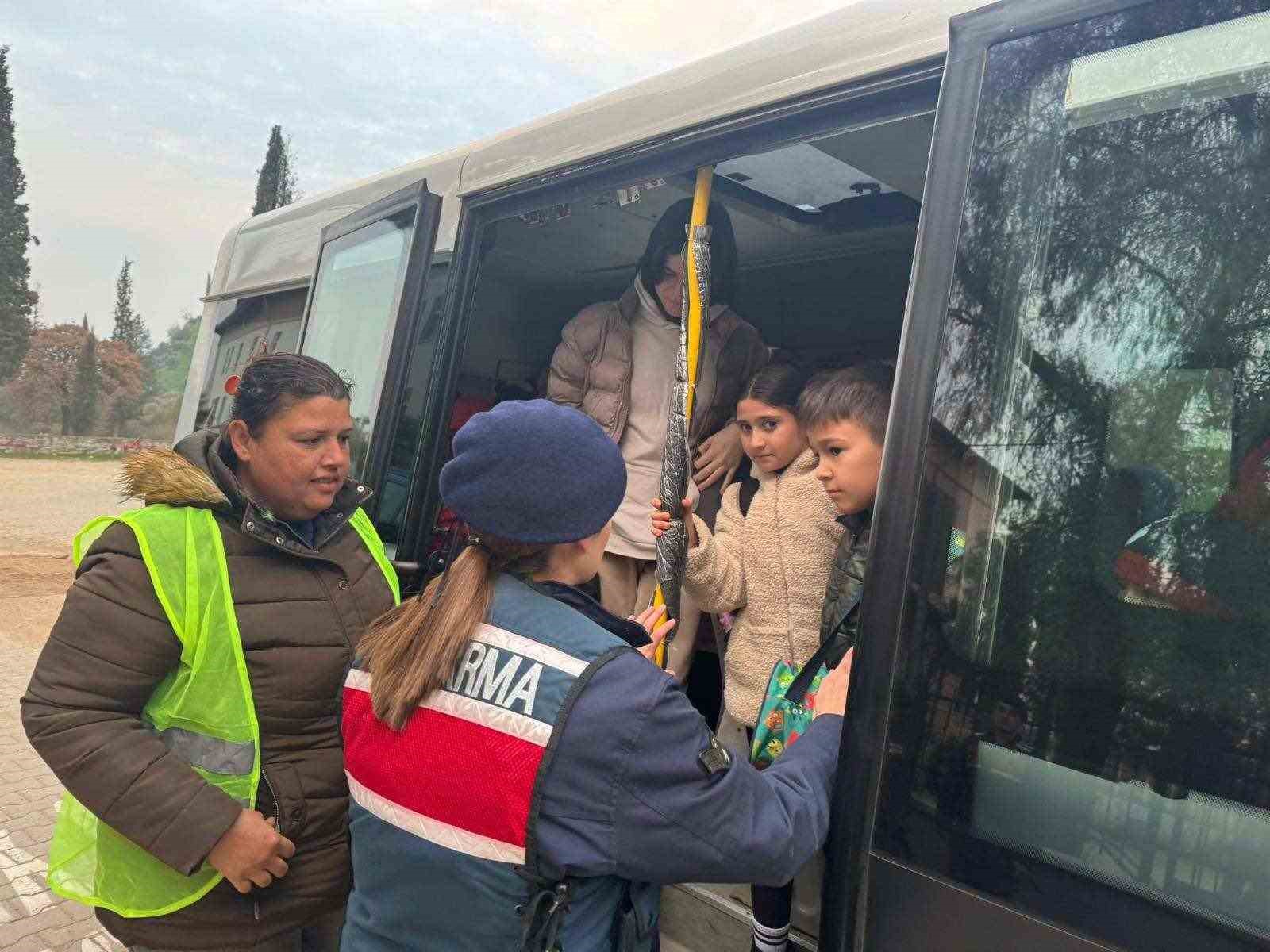 Aydın’da jandarma ekiplerinden okul önü denetimi
?v=1