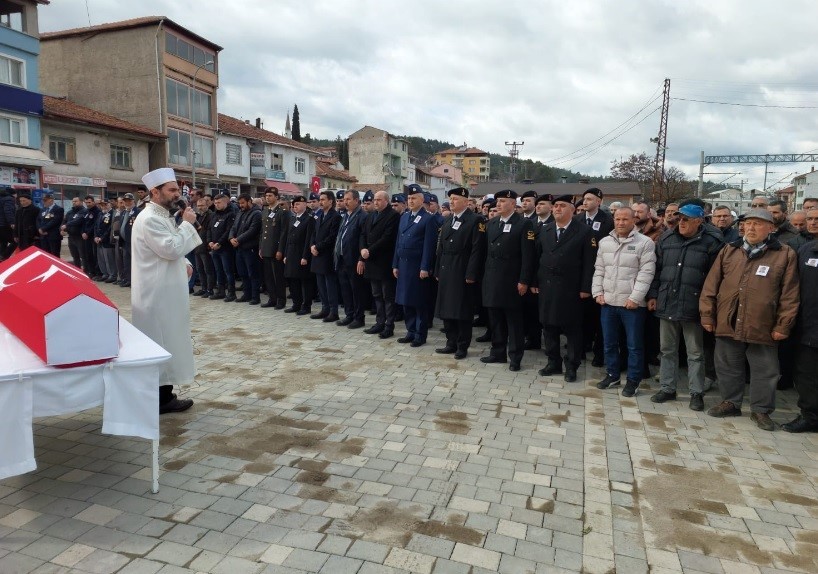 Evinde yanarak hayatını kaybeden Kıbrıs gazisi askeri törenle defnedildi
?v=1