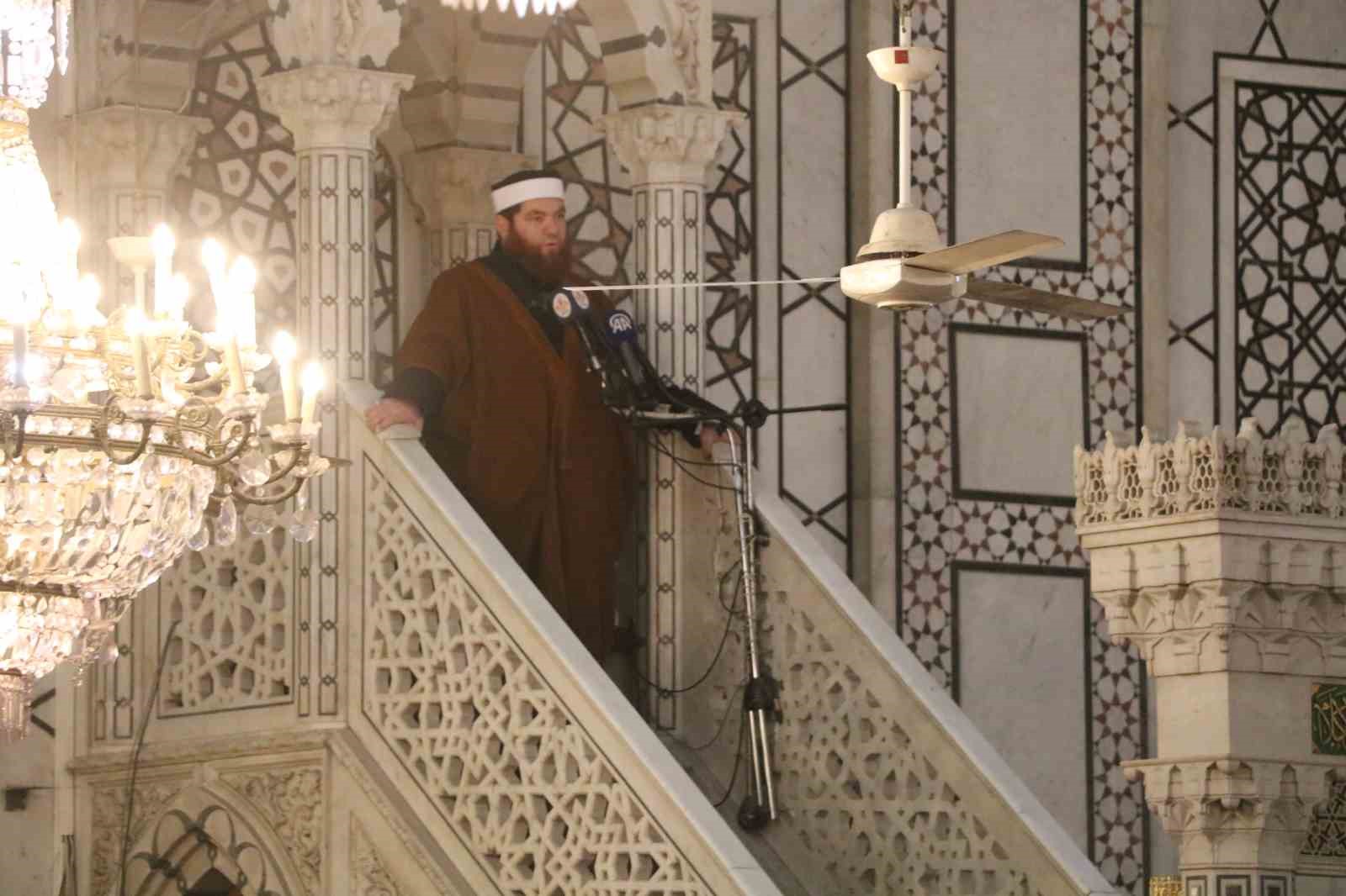 Emevi Camii’nde cuma namazı kılındı
?v=1