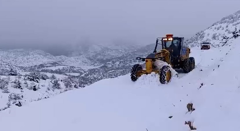 Diyarbakır’da kar nedeniyle kapanan 129 kilometrelik yol ulaşıma açıldı
?v=1