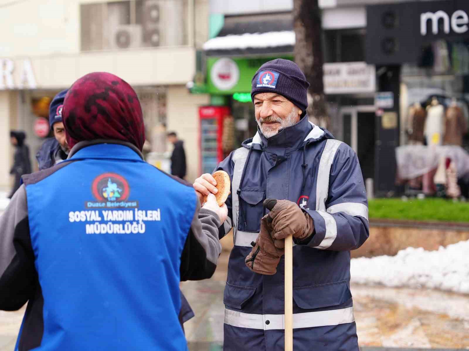 Kar ve soğukta çalışanlara iç ısıtan jest
?v=1