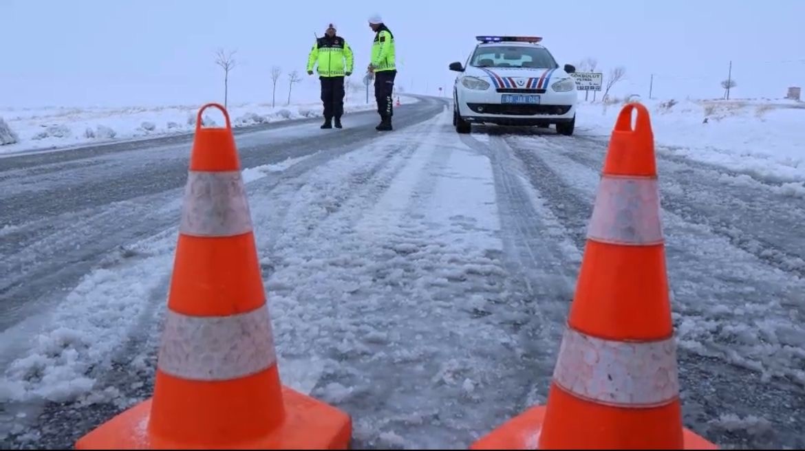 Aksaray’da 1 ilçe, 2 köy yolu kardan kapandı
?v=1